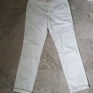Ankle cropped white pants